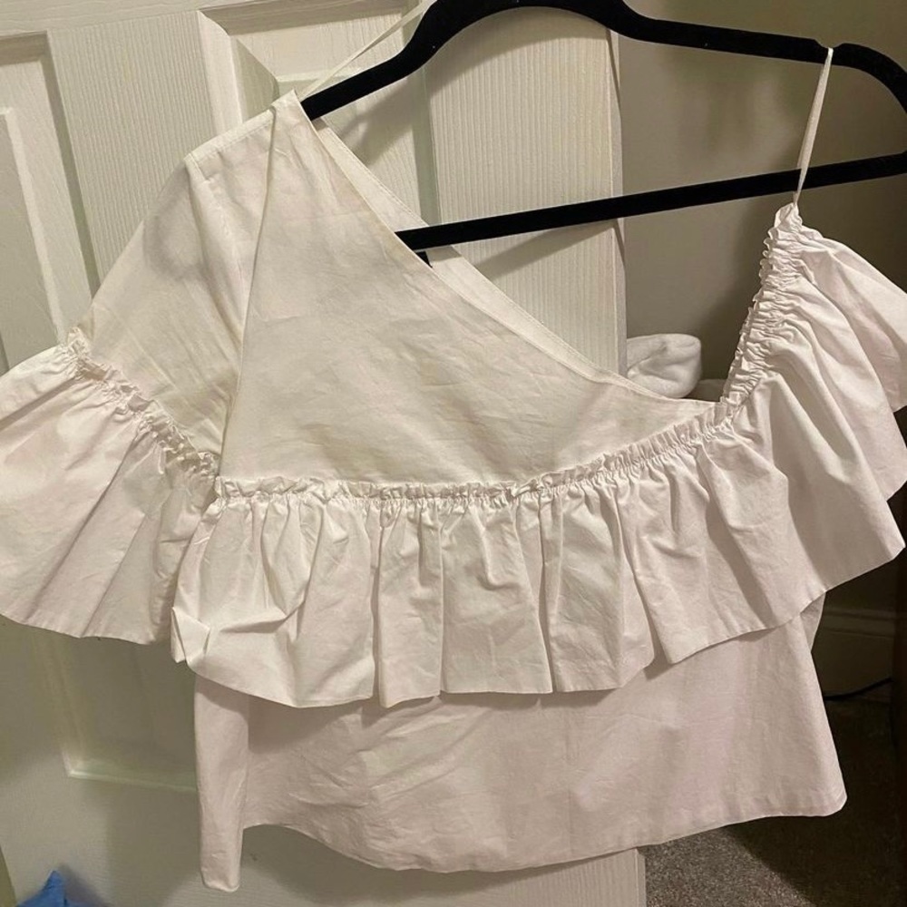 Super cute white Zara one shoulder top! In great condition, only worn once.